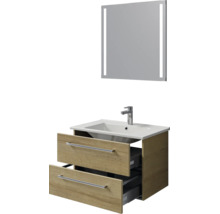 Wastafelset bestaande uit een onderkast in eikenlook met twee lades, een witte keramische wastafel, kraan en spiegel met LED-verlichting.