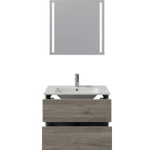 Moderne badkamermeubelset bestaande uit een wastafelonderkast met twee laden in houtlook, een witte wastafel met verchroomde kraan en een spiegel met verticale ledverlichting.