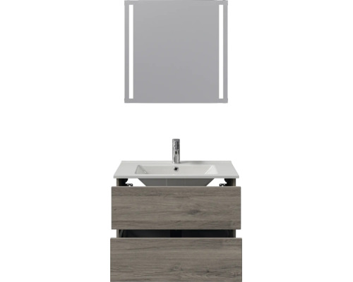 Moderne badkamermeubelset bestaande uit een wastafelonderkast met twee laden in houtlook, een witte wastafel met verchroomde kraan en een spiegel met verticale ledverlichting.