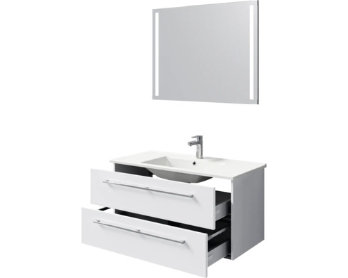 Badkamerset bestaande uit een wit wastafelmeubel met twee laden, een witte wastafel met kraan en een spiegel met verlichting.