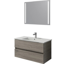 Badmeubelset met LED-spiegel, hangende wastafelkast met twee laden in eikenlook, wit wastafelblad en chromen kraan.