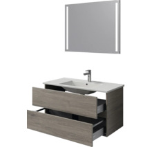 Badkamermeubelset met wastafelonderkast in houtlook, twee open lades, keramische wastafel en spiegel met ledverlichting.