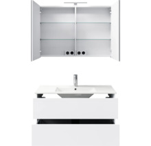 Badkamerset met wastafel, onderkast en open spiegelkast met glazen schappen, stopcontacten en verlichting.