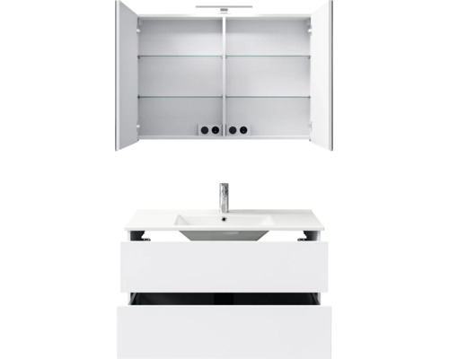 Badkamerset met wastafel, onderkast en open spiegelkast met glazen schappen, stopcontacten en verlichting.