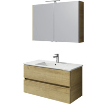 Badkamermeubelset bestaande uit wastafelonderkast in houtlook met twee laden, witte wastafel, kraan en spiegelkast met verlichting.