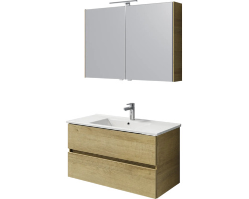 Badkamermeubelset bestaande uit wastafelonderkast in houtlook met twee laden, witte wastafel, kraan en spiegelkast met verlichting.