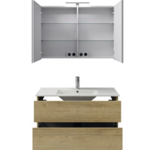 Badkamermeubelset met open spiegelkast, ledverlichting, witte wastafel met kraan en onderkast in eikenlook met twee laden.