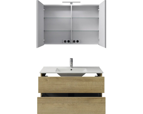 Badkamermeubelset met open spiegelkast, ledverlichting, witte wastafel met kraan en onderkast in eikenlook met twee laden.