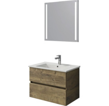 Moderne badkamermeubelset met wastafelonderkast in houtlook, witte wastafel, kraan en spiegel met verticale ledverlichting.