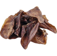 Natuurlijke gedroogde varkensoren als kauwsnack voor honden.