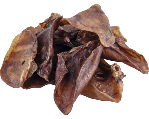 Natuurlijke gedroogde varkensoren als kauwsnack voor honden.