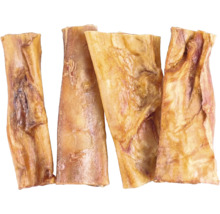 Gedroogde kauwsnacks voor honden in verschillende vormen en maten.