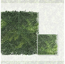 Achteraanzicht van een kunstmatige groene plantenwand met kunststof roosterstructuur.