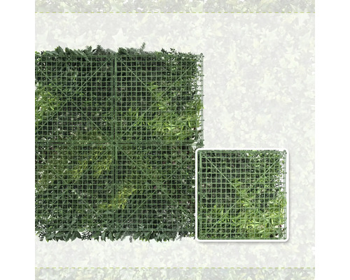 Achteraanzicht van een kunstmatige groene plantenwand met kunststof roosterstructuur.