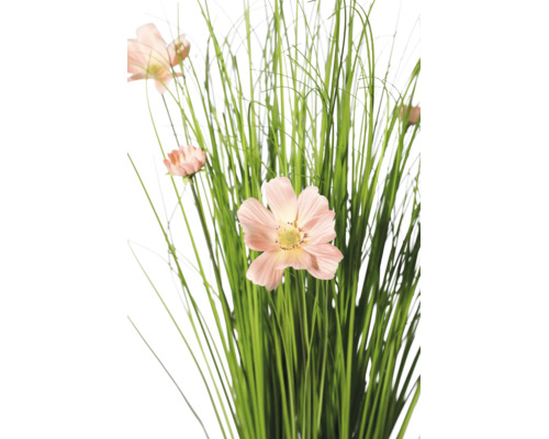 Kunstgras met lichtroze cosmea bloemen.