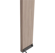 Houten paneel met zwarte metalen beugel en schroeven voor bevestiging.