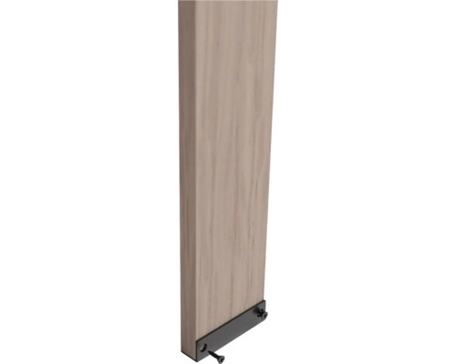 Houten paneel met zwarte metalen beugel en schroeven voor bevestiging.