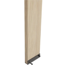 Houten element met zwart metalen beslag en schroeven.