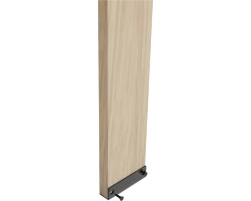 Houten element met zwart metalen beslag en schroeven.