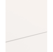 Detailoverzicht van een wit, mat meubelfront met een horizontale greeplijst of siergroef.