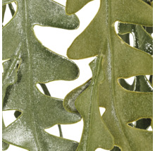 Detailopname van een groene kunstmatige bladslinger met een fluweelachtig, gevloekt oppervlak en gekartelde bladranden.