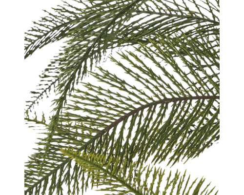 Detailopname van kunstmatige kamerciprestakken met fijne, groene naaldvormige bladeren.