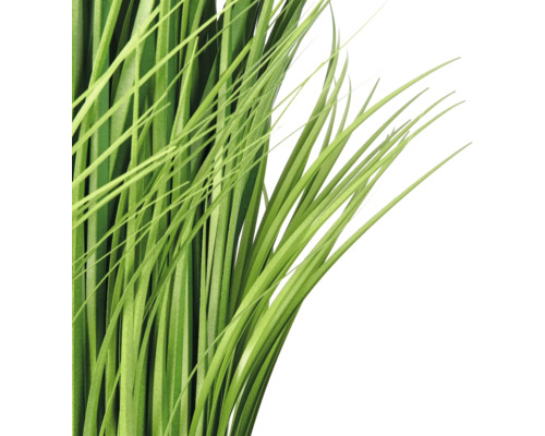 Detailopname van lange, groene sprieten van een kunstplant of siergras.