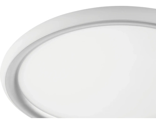 Detailopname van een rond, plat LED-paneel voor plafond of wand met een smalle rand.