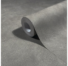 Gestructureerd vliesbehang in betonlook, kleur antraciet, op een rol.