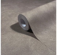 Gestructureerd vliesbehang in taupe met een fijne textuur.