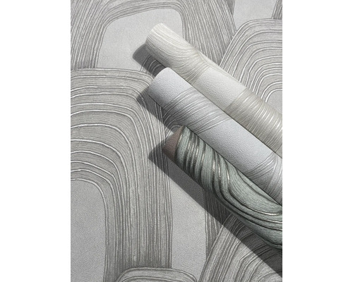 Detailopname van vliesbehang met een abstract, gebogen lijnenpatroon en voelbare textuur.