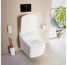 Wandhangend douchetoilet in wit met afstandsbediening en zwart bedieningspaneel met VitrA Logo in een lichte, georganiseerde badkamer.