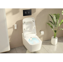Modern wandcloset met douchefunctie, geopende deksel, afstandsbediening, zwart bedieningspaneel en toiletrolhouder in een lichte badkamer.
