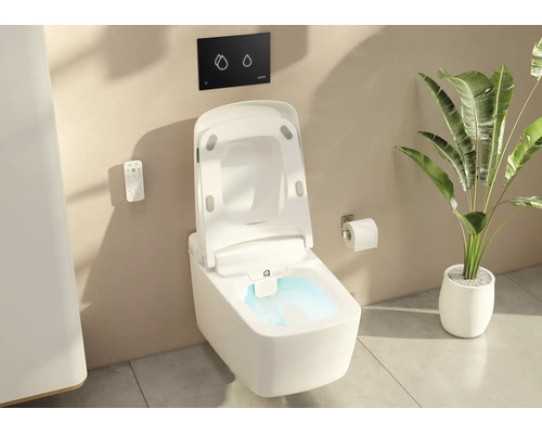 Modern wandcloset met douchefunctie, geopende deksel, afstandsbediening, zwart bedieningspaneel en toiletrolhouder in een lichte badkamer.