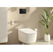 Modern wandhangend douche-wc met afstandsbediening, zwart bedieningspaneel met VitrA Logo en kamerplant in een lichte badkamer.
