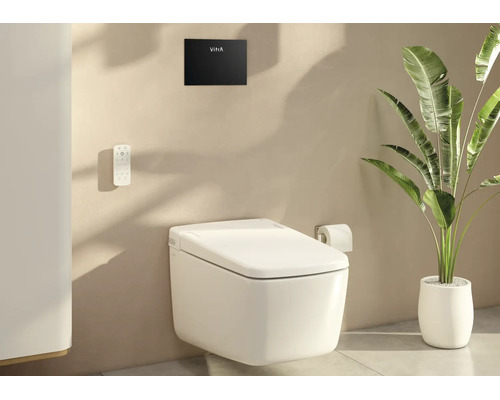 Modern wandhangend douche-wc met afstandsbediening, zwart bedieningspaneel met VitrA Logo en kamerplant in een lichte badkamer.