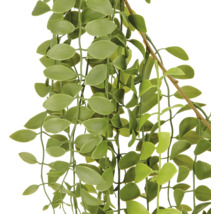 Kunstmatige hangplant met ovale bladeren aan dunne stengels voor decoratie.
