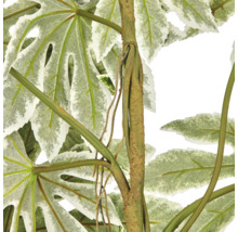 Detailopname van een kunstplant met gemêleerde bladeren en een gestructureerde stam
