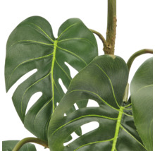 Detailopname van een kunstmatige Monstera plant met grote, ingesneden bladeren en een realistische structuur.