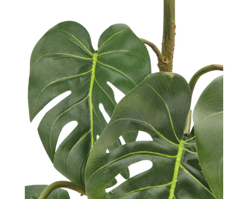 Detailopname van een kunstmatige Monstera plant met grote, ingesneden bladeren en een realistische structuur.