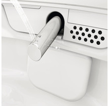 Detailweergave van een douche-toilet sproeiarm van metaal met actieve waterstraal en gemarkeerde instelposities.