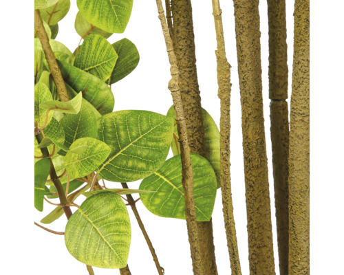 Kunstplant met gedetailleerde bladeren en natuurlijk gestructureerde stammen voor een realistische interieurdecoratie.