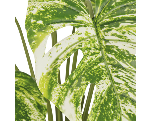 Close-up van een kunstmatig Monstera blad met patroon voor decoratieve kamerplanten.