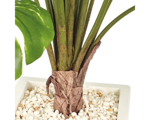 Kunstplant in een vierkante plantenbak met witte siersteentjes in de pot.