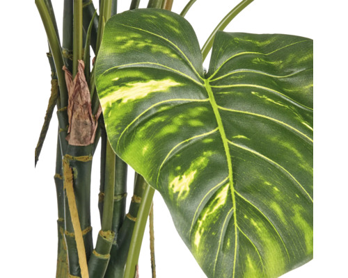 Detailopname van een kunstmatige Monstera plant met natuurgetrouwe bladeren en stengels.