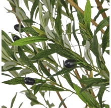 Detailweergave van een kunst olijfboom plant met olijfvruchten en kunststof bladeren