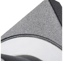 Detailopname van een buitenwandlamp met textuur en een gebogen diffusor.