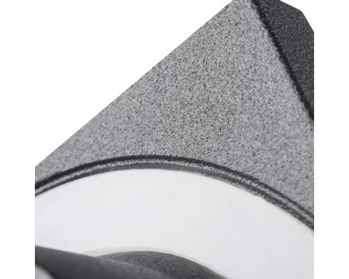 Detailopname van een buitenwandlamp met textuur en een gebogen diffusor.