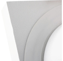 Detailopname van een witte plafondlijst van polystyreen met een gestructureerd oppervlak en een glad gebogen profiel.