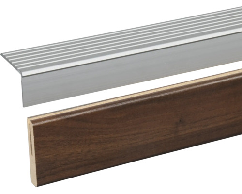 Trapprofiel van aluminium en een plint met houtdecor.